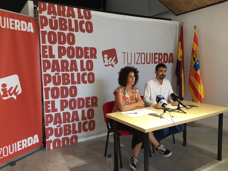 Elena García y Álvaro Sanz, este lunes, durante la rueda de prensa. / IU Aragón