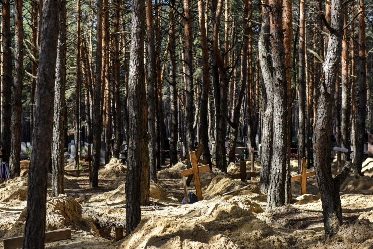 Tumbas exhumadas en el cementerio de Izyum, en la región ucraniana de Kharkiv. (EFE/EPA/Oleg Petrasyuk).