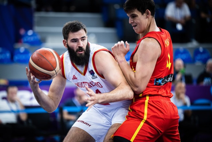 Jaime Pradilla ha secado a Bojan Dubljevic, gran amenaza de Montenegro. Foto: FIBA