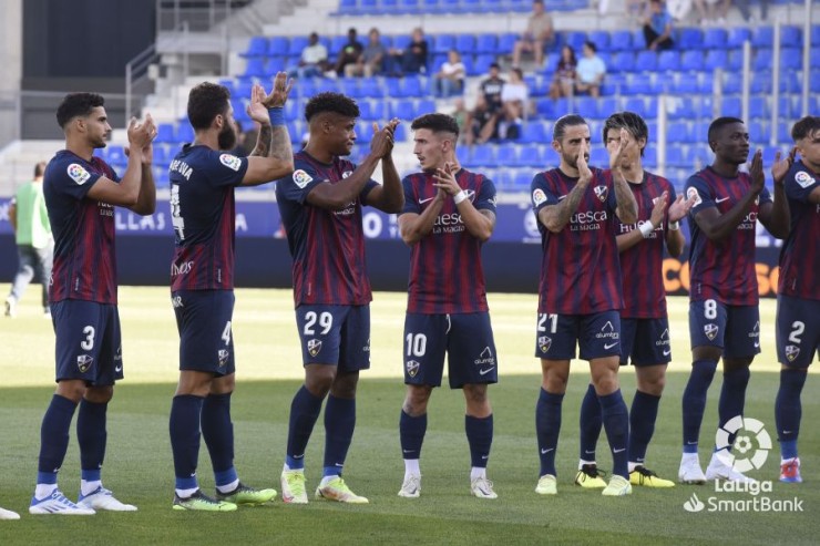 Los jugadores del Huesca aplauden al entrar al césped. Foto: LaLiga