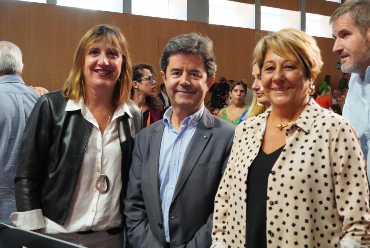 Lola Ranera (izquierda) y Rosa López Judarías (derecha) junto al alcalde de Huesca, Luis Felipe.