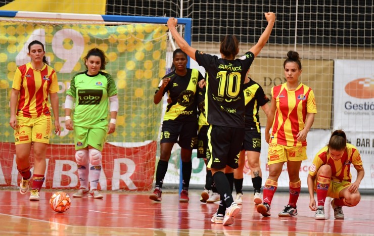 Las jugadoras del Marín Futsal celebran uno de los goles anotados en el Siglo XXI. Foto: Sala Zaragoza