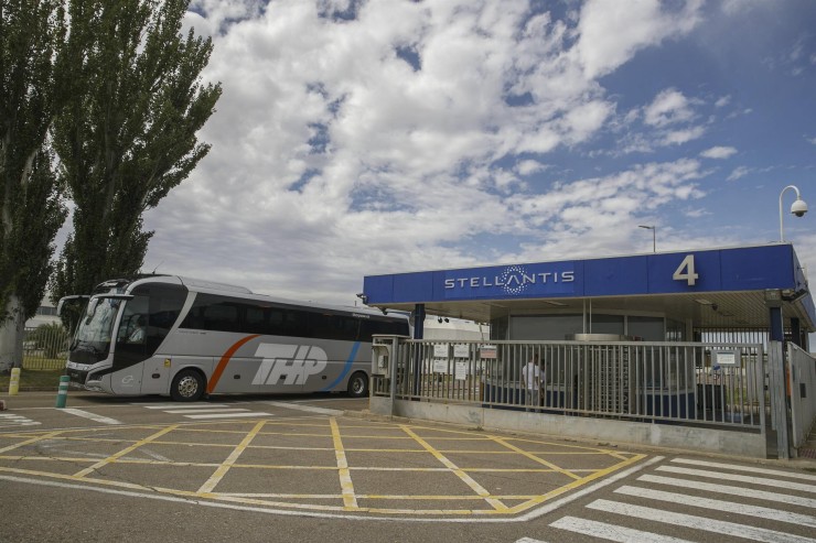 Vista del acceso a la factoría de Stellantis en  Figueruelas (Zaragoza). (EFE).