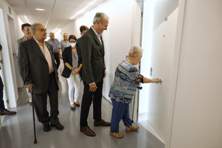 El alcalde de Zaragoza muestra uno de los pisos a una inquilina. / Fuente: Ayuntamiento de Zaragoza