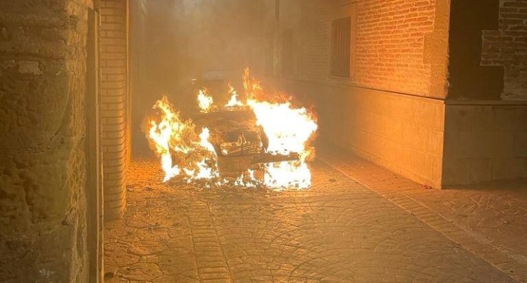 Imagen del vehículo ardiendo./ Guardia Civil.
