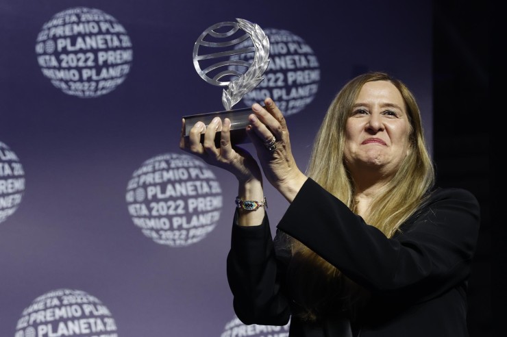 Luz Gabás, con el premio Planeta. | EFE