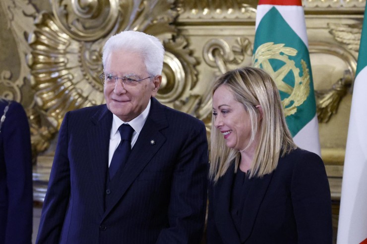 El Presidente de la República italiana, Sergio Matarella, junto a la primera ministra italiana, Giorgia Meloni, después de la jura de su cargo./ EFE/ Fabio Frustaci.