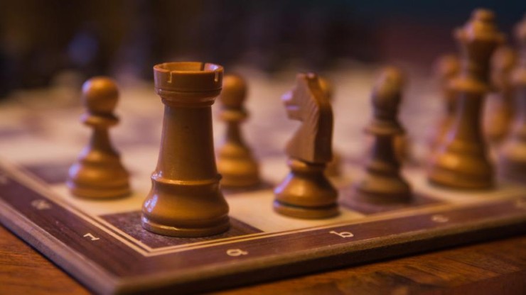 Imagen de un tablero con fichas de ajedrez.
