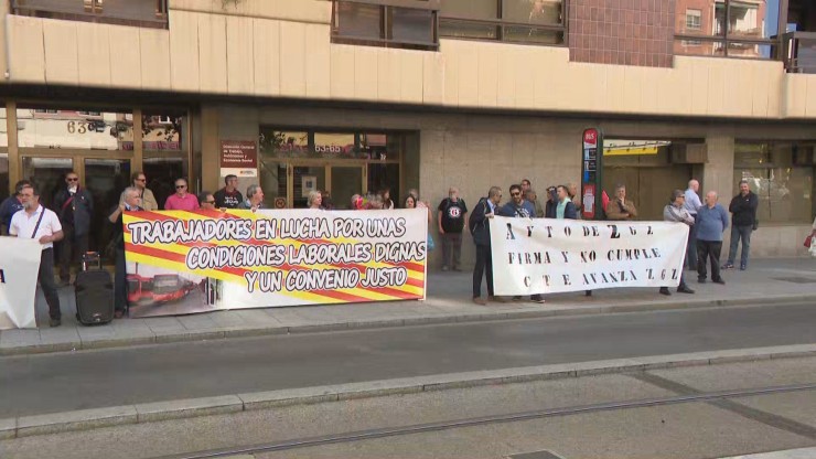 Concentración de los trabajadores del autobús urbano de Zaragoza este jueves.