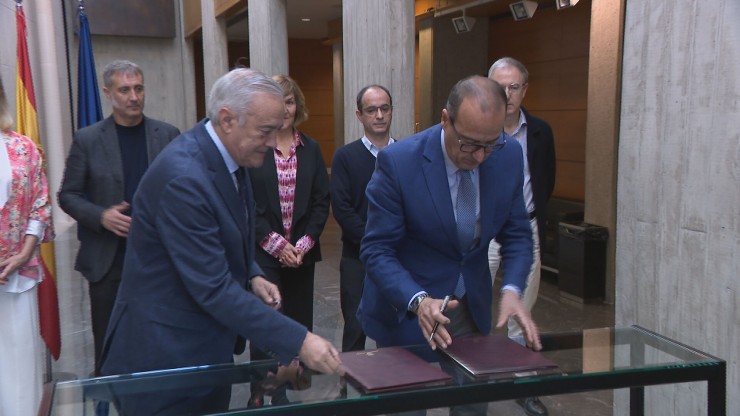Javier Sada y Felipe Faci en la firma del convenio en las Cortes de Aragón.