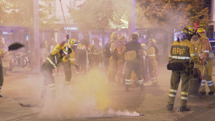 Los bomberos forestales se concentran en el centro de Zaragoza para pedir mejoras laborales.
