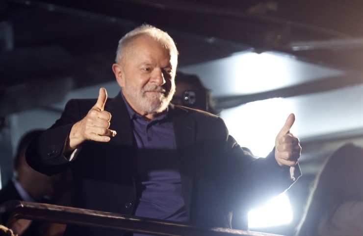 El expresidente y candidato presidencial Luiz Inácio Lula da Silva saluda a simpatizantes que celebran los resultados de las elecciones presidenciales. / EFE/ Fernando Bizerra