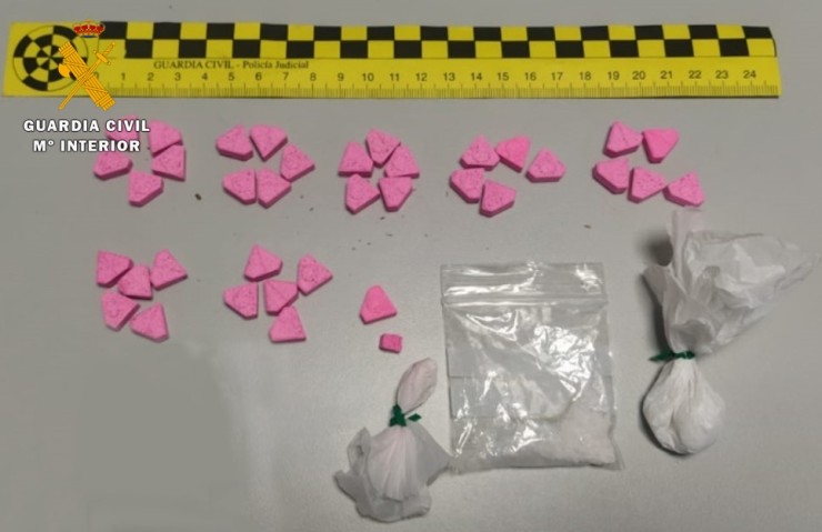 Entre sus pertenencias encontraron 19 gramos de anfetaminas, 2 de speed y 0,65 gramos de ketamina. / Guardia Civil