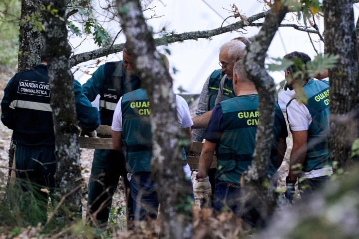 Agentes de la Guardia Civil y de Policía Nacional baten el terreno donde aparecieron restos de Juana Canal, en la zona de Navalacruz (Ávila). / EFE/ Raúl Sanchidrián.