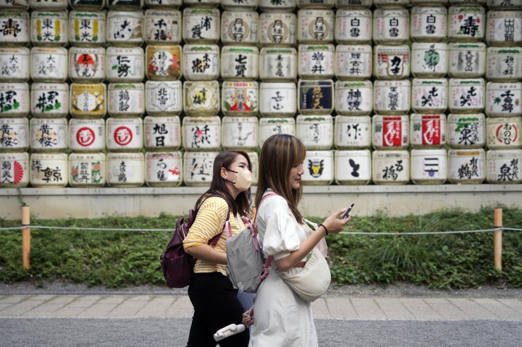 Dos turistas visitan un templo Meiji en Tokio, Japón. / EFE