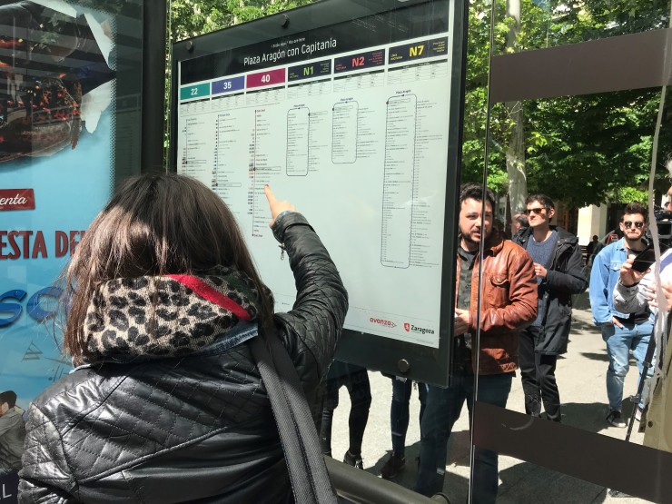 Usuarios en una de las paradas del bus urbano de Zaragoza./ Europa Press.
