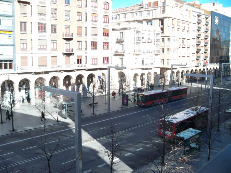 Imagen de archivo de dos autobuses urbanos en el paseo Independencia de Zaragoza. / Europa Press