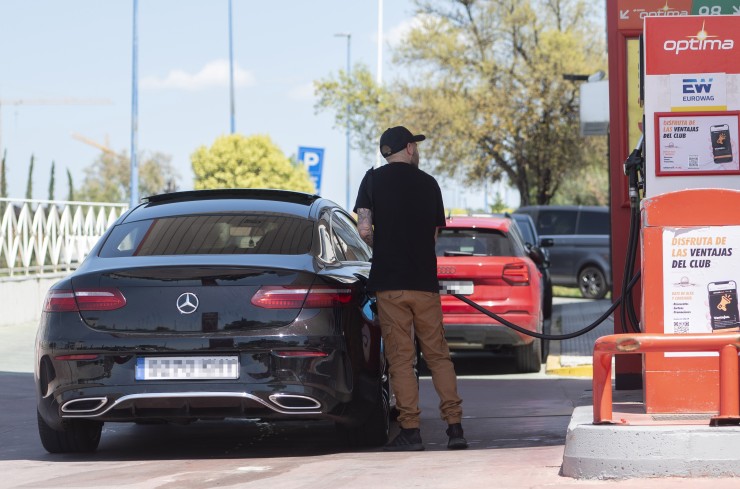 Imagen de archivo de un hombre repostando gasolina. / Europa Press