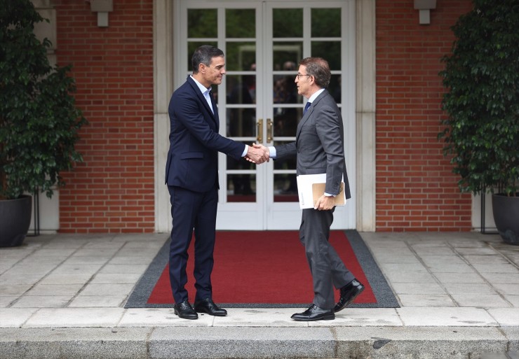Pedro Sánchez y Alberto Núñez Feijóo se saludan a su llegada a la reunión en La Moncloa. / Europa Press.