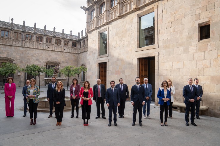 Foto de familia del presidente de la Generalitat, Pere Aragonés, con su nuevo Govern. / David Zorrakino / Europa Press
