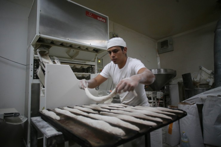 Un panadero elabora barras de pan. / Europa Press