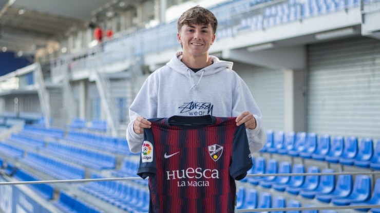 Manu Rico posa con la camiseta de la SD Huesca