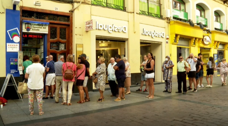 Imagen de archivo de colas para comprar lotería de Navidad en Zaragoza.