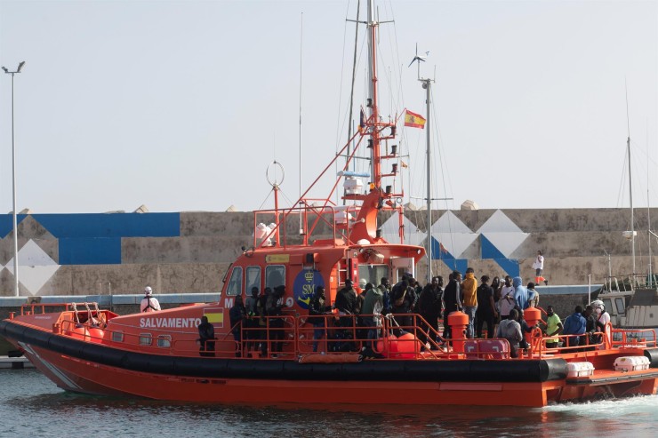 Llegada al Puerto del Rosario de personas rescatadas por salvamento marítimo cuando navegaban a bordo de una lancha neumática a unos 46 kilómetros al este de la isla de Fuerteventura. (EFE/Carlos de Saá).
