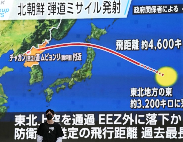 Un peatón camina bajo una pantalla gigante con la noticia del lanzamiento de misiles de Corea del Norte. (EFE/Kimimasa Mayama).
