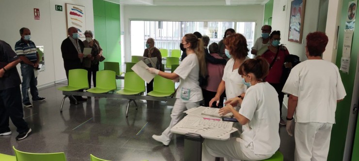 Vacunación en el centro de salud Fidel Pagés de Huesca. / Ernesto Pérez