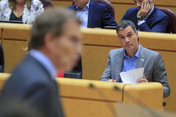 El presidente del Gobierno, Pedro Sánchez, escucha la intervención del líder del PP, Alberto Núñez Feijóo durante el pleno del Senado./ EFE/ Fernando Alvarado.