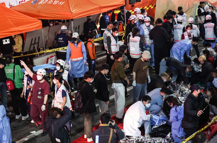 Decenas de personas son atendidas tras una estampida en Seúl durante una fiesta de Halloween. / EFE.