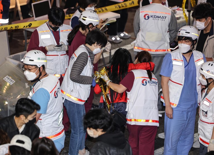 Los servicios sanitarios atienden a los heridos tras la estampida en Seúl. / EFE.