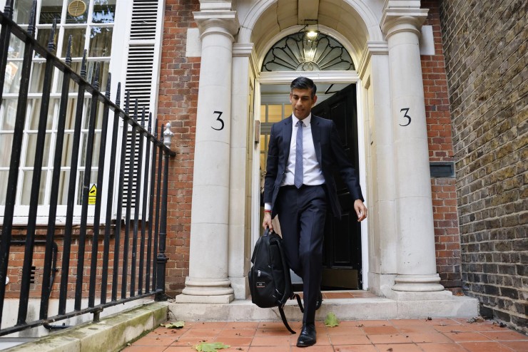 El candidato a la dirección del Partido Conservador, Rishi Sunak, deja su oficina en el centro de Londres. / EFE.