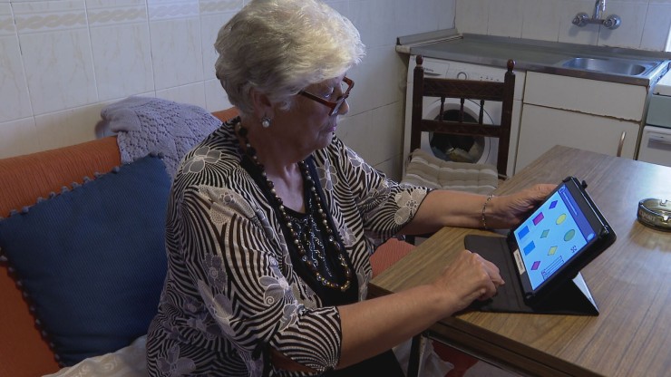 Felisa Torres, de 78 años, haciendo uso de una tablet.