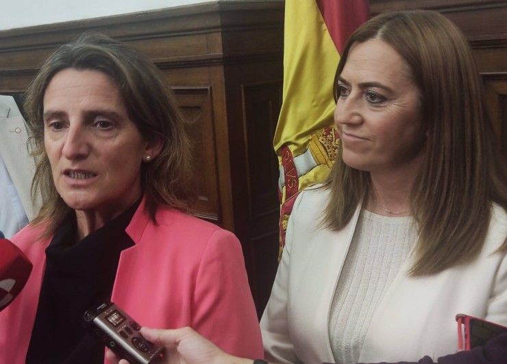 Teresa Ribera (izda) junto a la delegada del Gobierno, Virginia Barcones, en la visita que ha realizad a Soria./ EUROPA PRESS