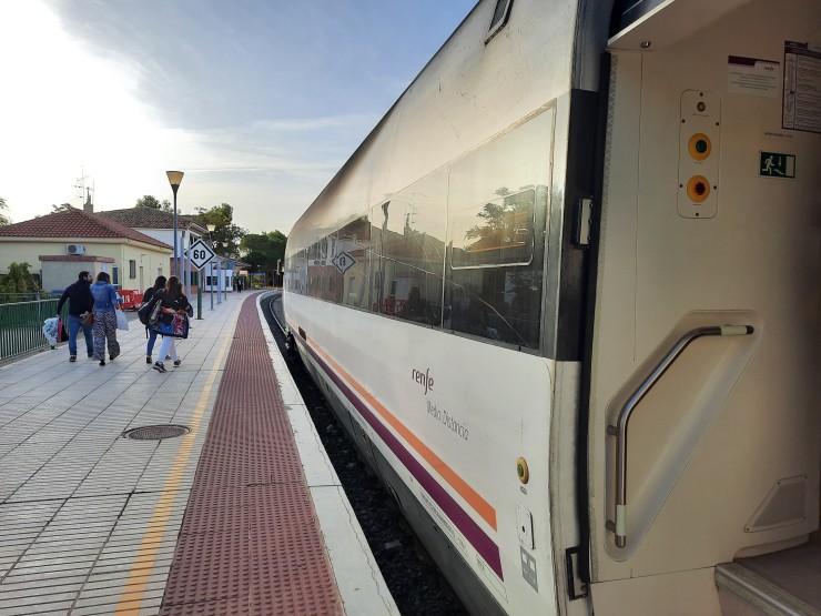Tren  de media distancia en la estación de Cariñena. | Renfe