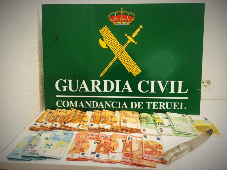 La Guardia Civil ha recuperado el arma utilizada en el atraco y el dinero sustraído. | Guardia Civil