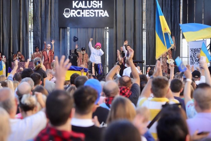 El grupo ucraniano Kalush Orchestra en la plaza del Pilar. / Daniel Marcos