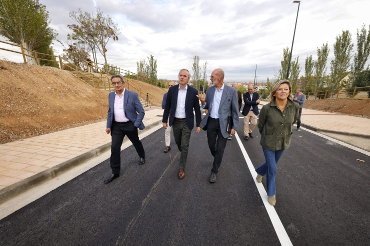 El alcalde de Zaragoza, Jorge Azcón, visita junto a otros miembros de la corporación municipal la nueva obra. / Miguel G. García