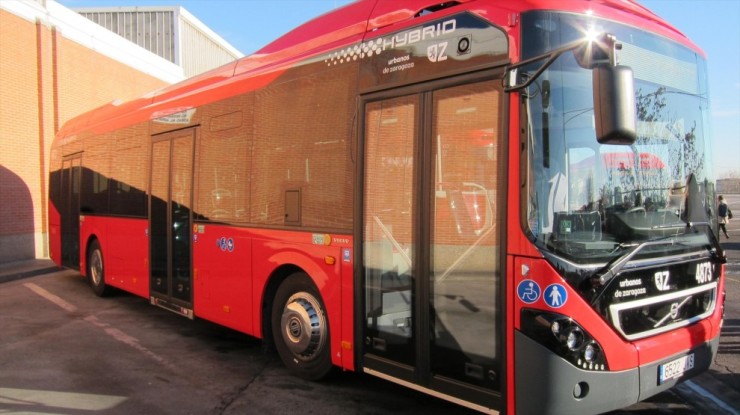 Presentación de uno de los buses híbridos de la flota de los autobuses urbanos de Zaragoza./ Europa Press.
