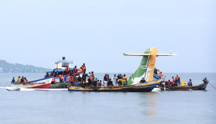 Labores de rescate del resto de pasajeros del avión siniestrado en el lago Victoria. / EFE