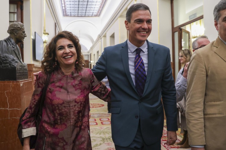 El presidente del Gobierno, Pedro Sánchez (c), junto a la ministra de Hacienda y Función Pública, María Jesús Montero (i), este jueves. / EFE