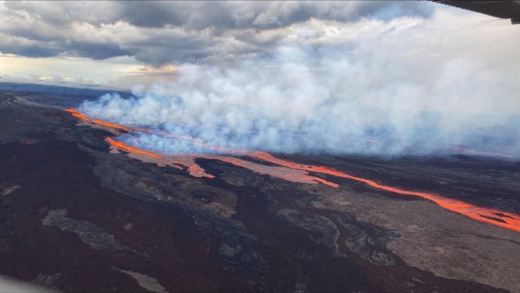 Ríos de lava del volcán Mauna Loa, en Hawaii (Estados Unidos). / EFE