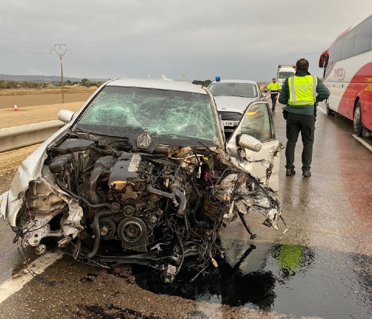 Así ha quedado el turismo implicado en el accidente, aunque su conductor ha resultado herido leve. | Guardia Civil