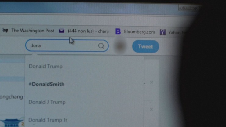 Una persona busca el nombre de Donald Trump en Twitter. / AFP