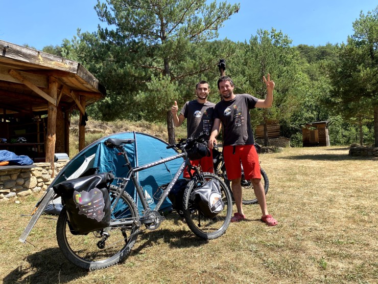 Pedro García y Marcos Rupérez realizaron este verano la ruta B-Rutal por varios pueblos de la provincia de Huesca. / A.M.T.R.