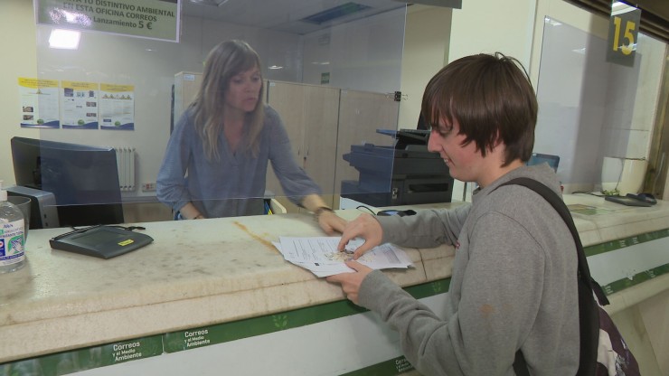 Un joven rellenando la solicitud para hacerse con el Bono Cultural en Aragón.