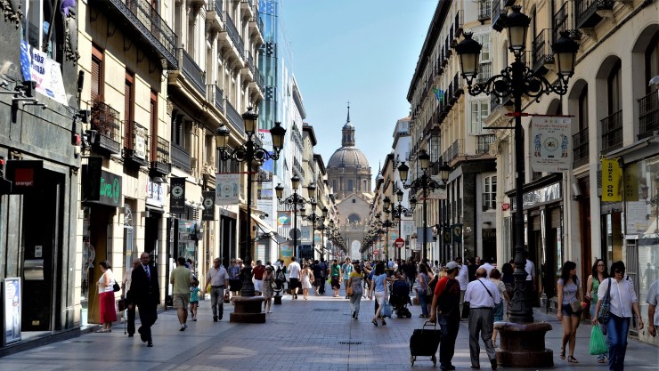 La céntrica calle Alfonso de Zaragoza. / Pixabay.