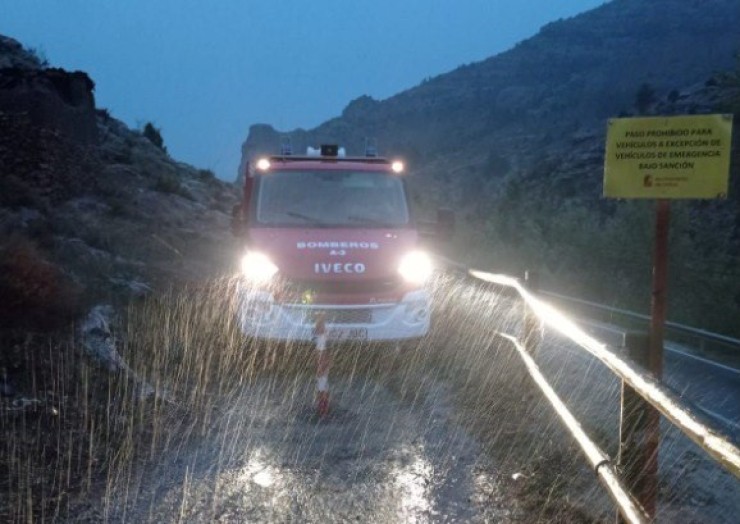 Un camión de bomberos en el antiguo camino ferroviario habilitado temporalmente en Utrillas (Teruel). / DPT.